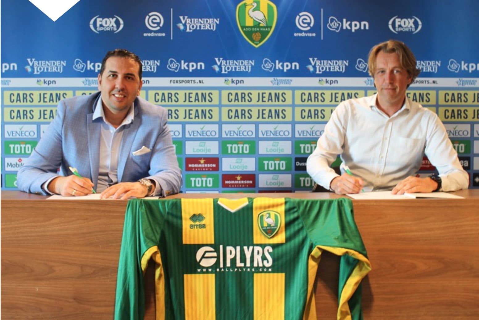 Signing of the PLYRS shirt sponsorship with ADO Den Haag, the club shirt with the PLYRS logo on the table